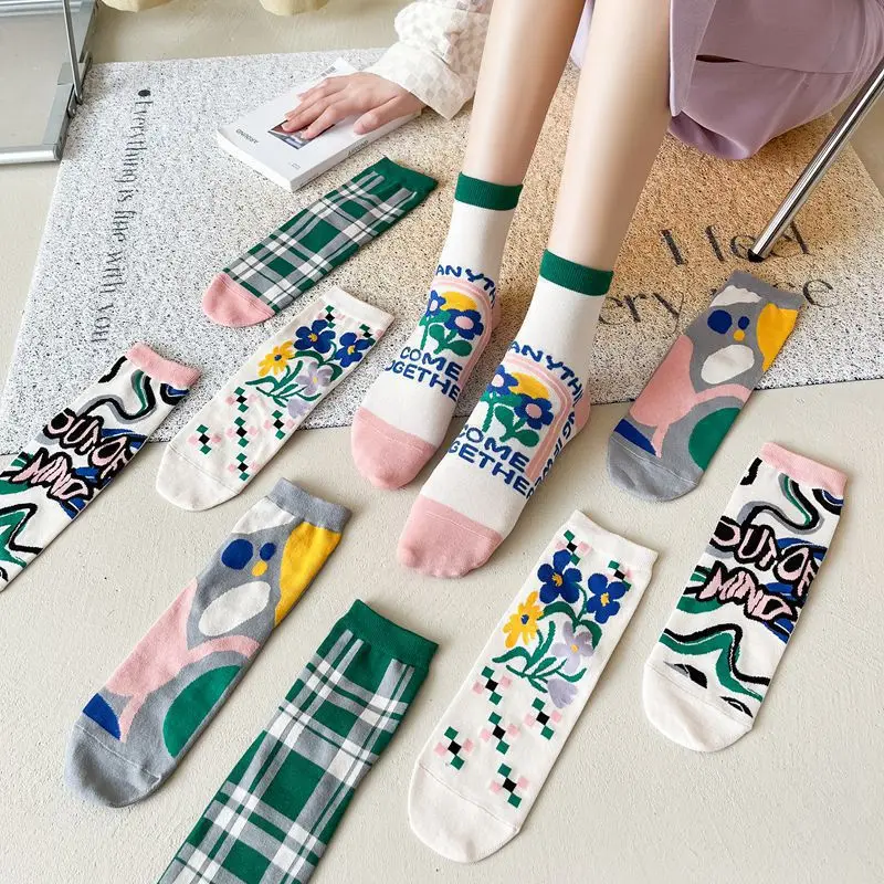 

New floral illustration straight women's socks combed cotton net red socks