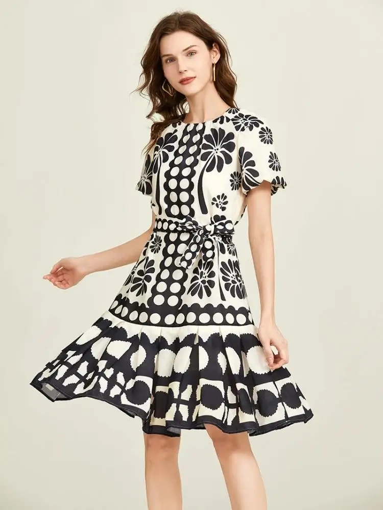 Женское платье плиссированное с пышными рукавами и поясом на шнуровке