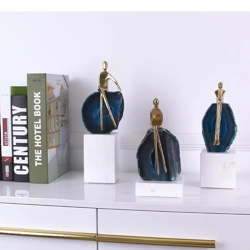 Скульптура из натуральной меди и зажима основание мрамора