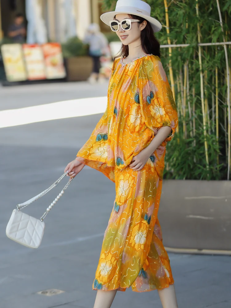 Женский костюм-двойка с принтом и вышивкой из пайеток