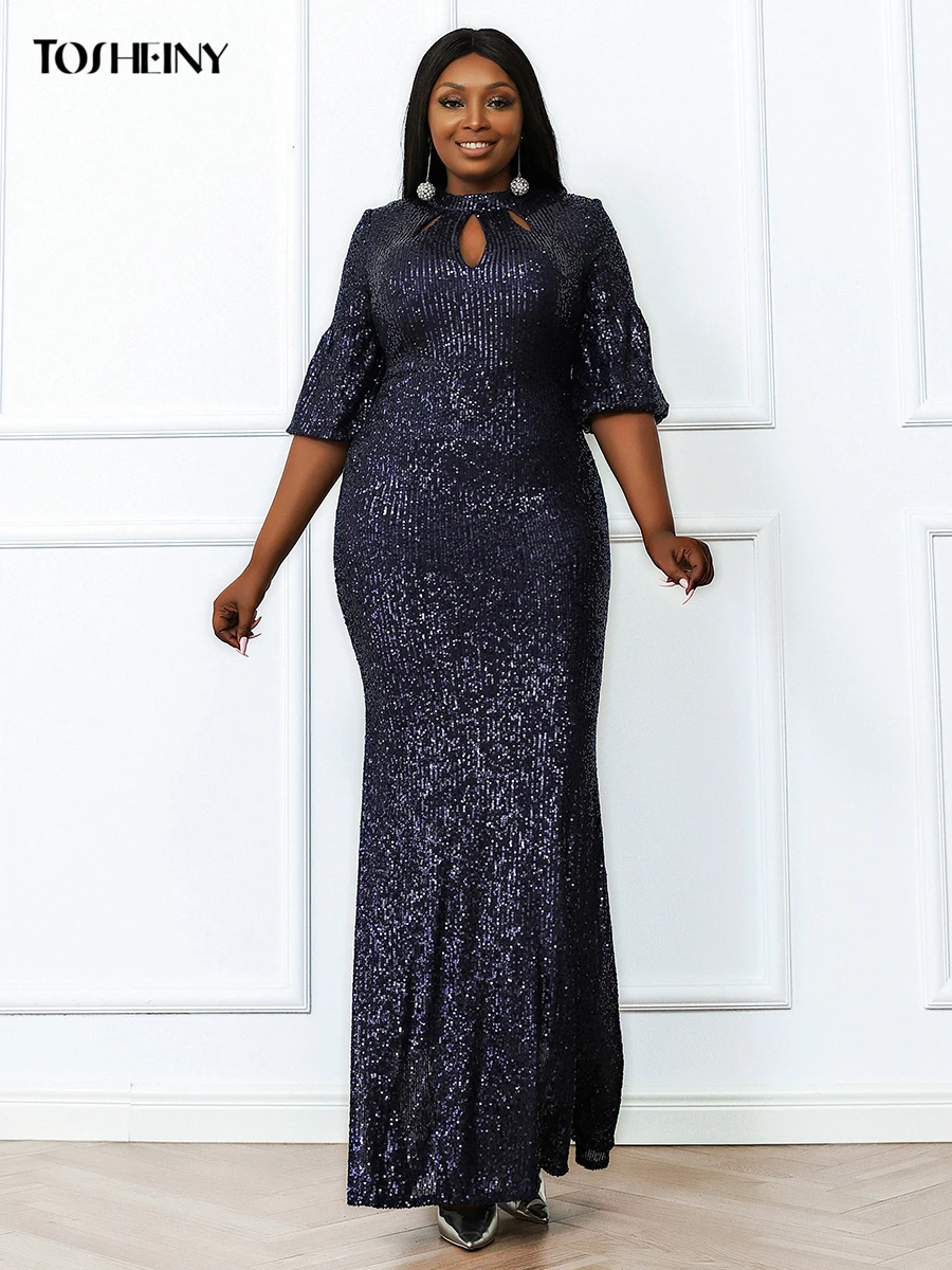 Женское платье с блестками и вырезом под горло