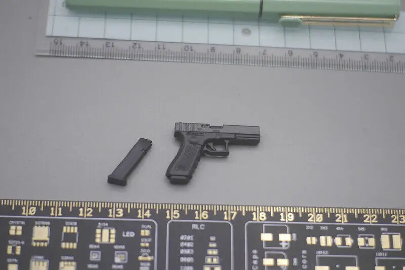 

Легкая и простая модель пистолета ES26051B 1/6th NSWDG Для 12-дюймового уплотнителя