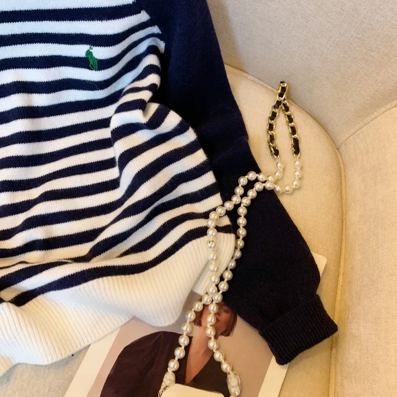 Женский свитер с вышивкой пони в полоску и рукавами реглан темно-осенний