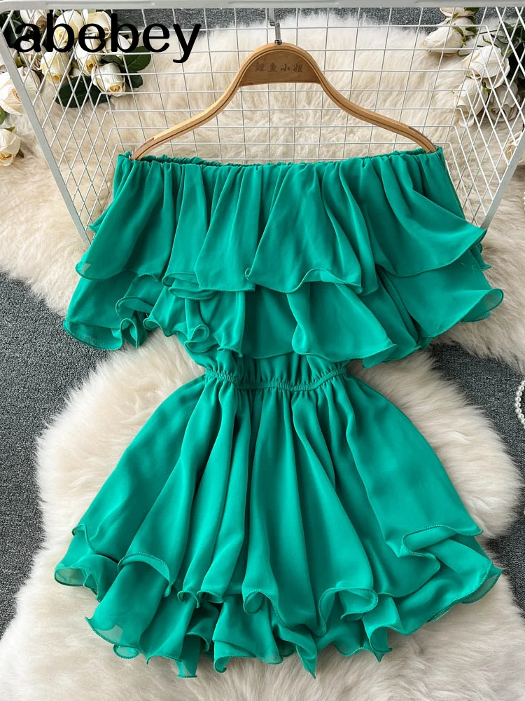 

Женское короткое платье на бретелях-спагетти, с оборками