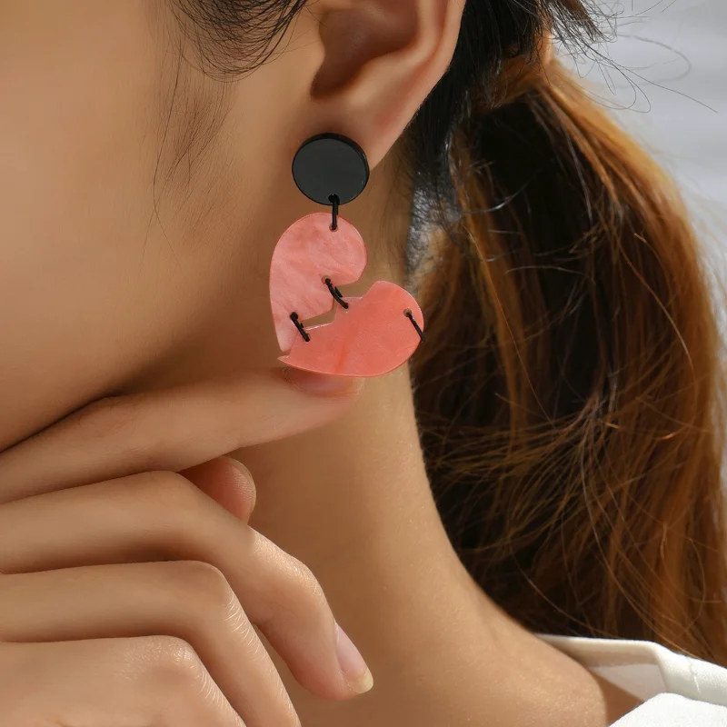 

Summer Women's Super Fairy Design Earrings Broken Heart Earrings Personalized Exaggerated Peach Heart Stitching Funny Earrings
