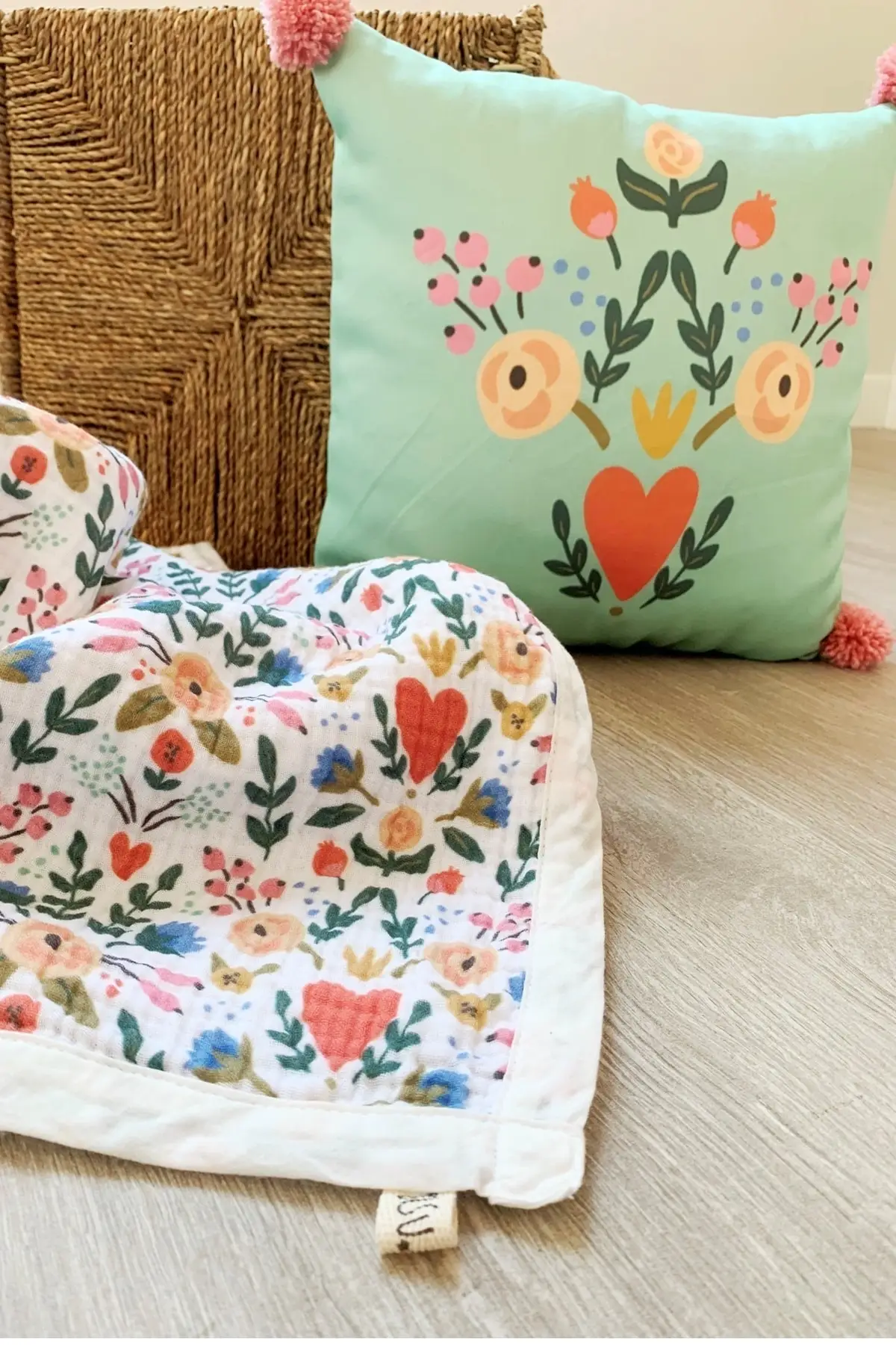 Floral Organic Cotton Pillow decorate & 4 Floor Müslin Blanket Baby Gift Mother Child