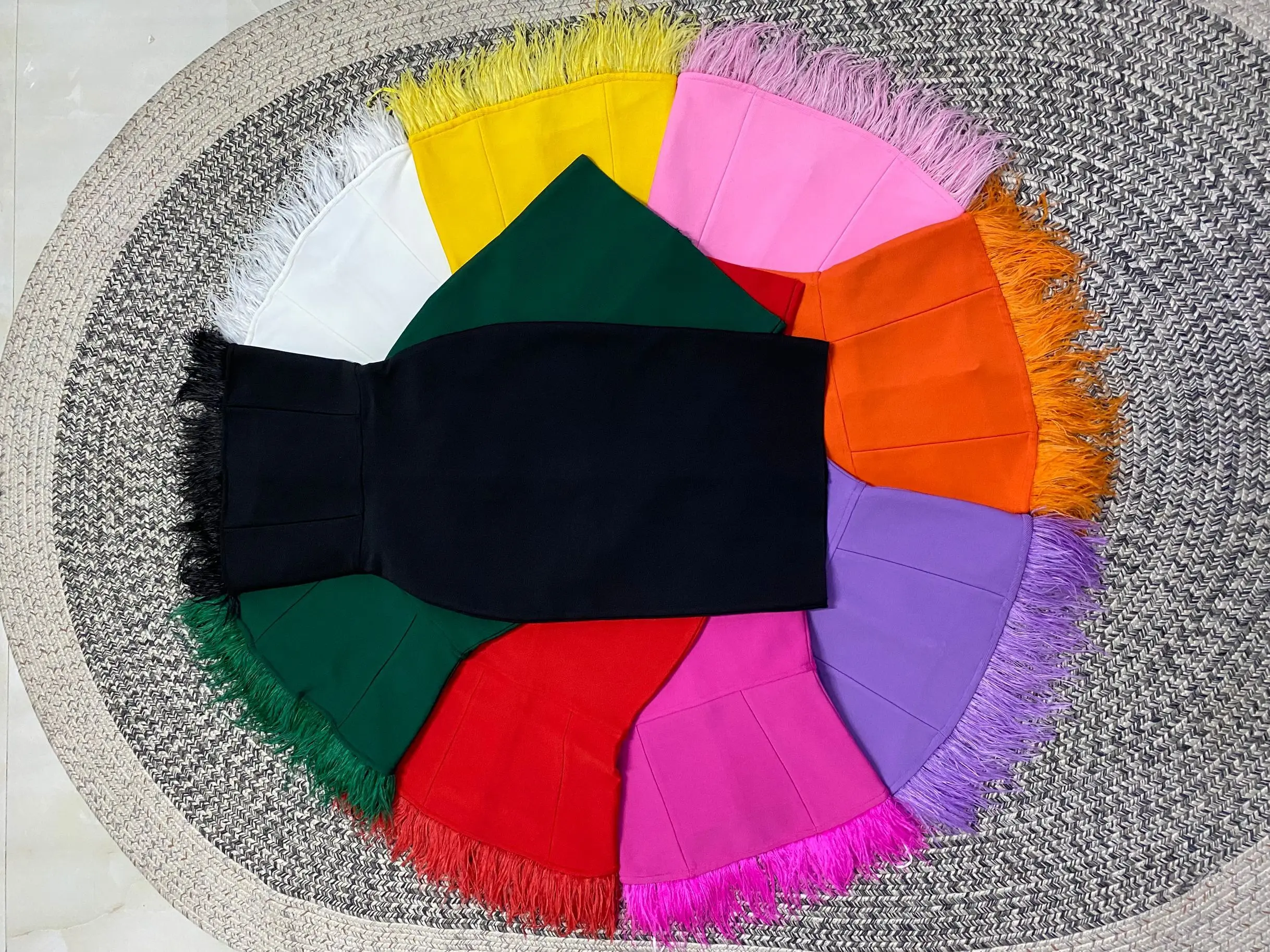 

Женское облегающее платье до колен, с перьями и открытыми плечами, 10 цветов