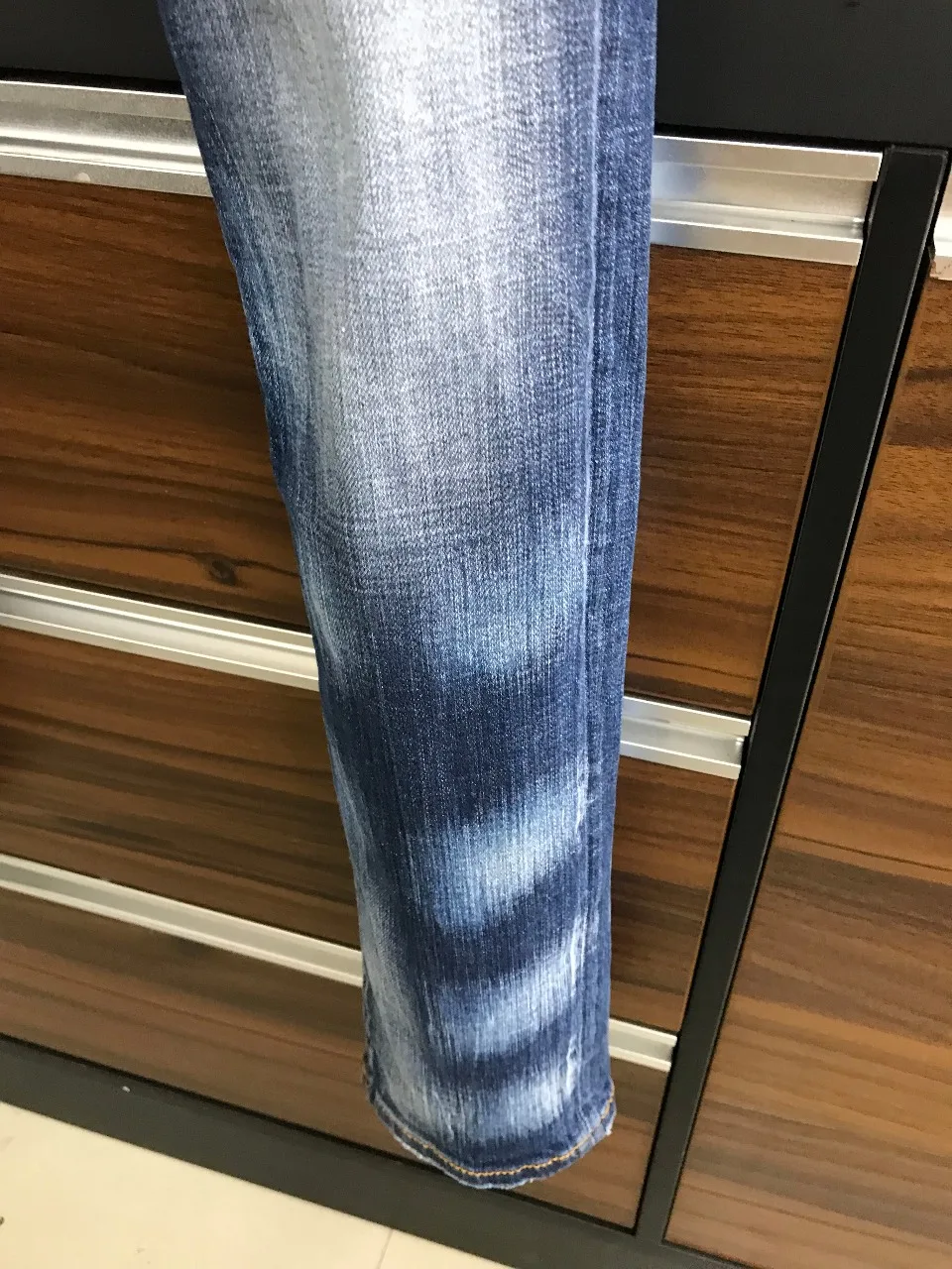 2023 New D2 Jeans Fashionable Men with Broken Holes, Fashionable Slim Fit, Slim Slim Knife Cut, Worn Paint, Discolored Feet Men