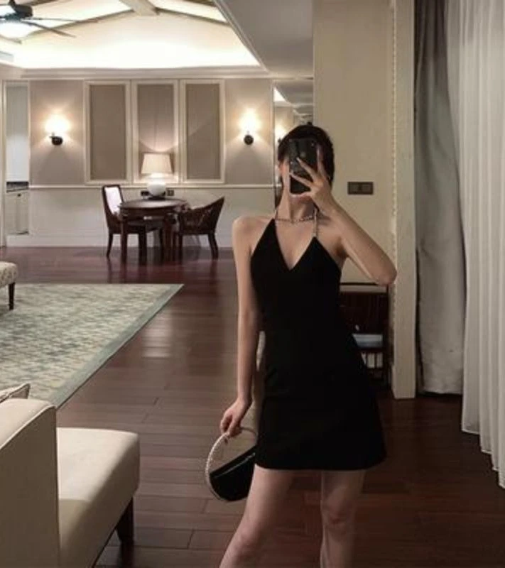 

Fashion Classic Trendy luxury design Spring / Summer 2022 New Irregular Diamond Studded Neck Chain Sling Dress for Women