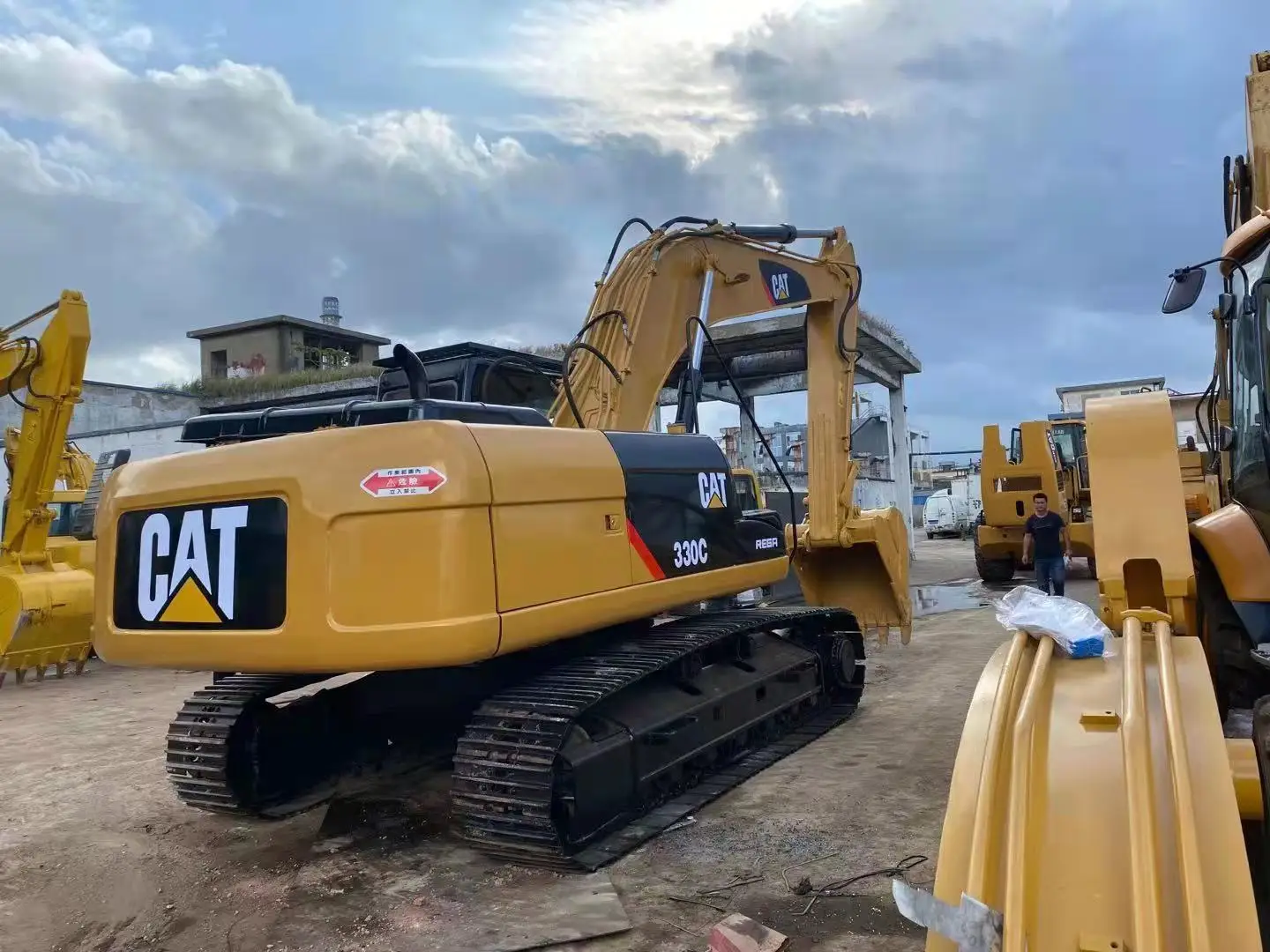 Низкий экскаватор. Caterpillar 330. 235-7636 Палец ковша Cat 330dl.