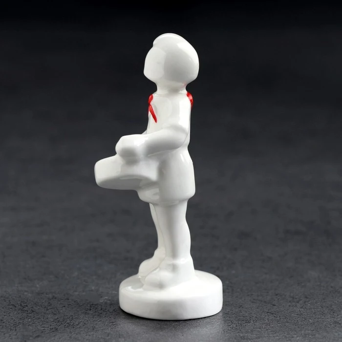 Статуэтка фарфоровая &quotПионерка&quot авторская роспись 7723308 |