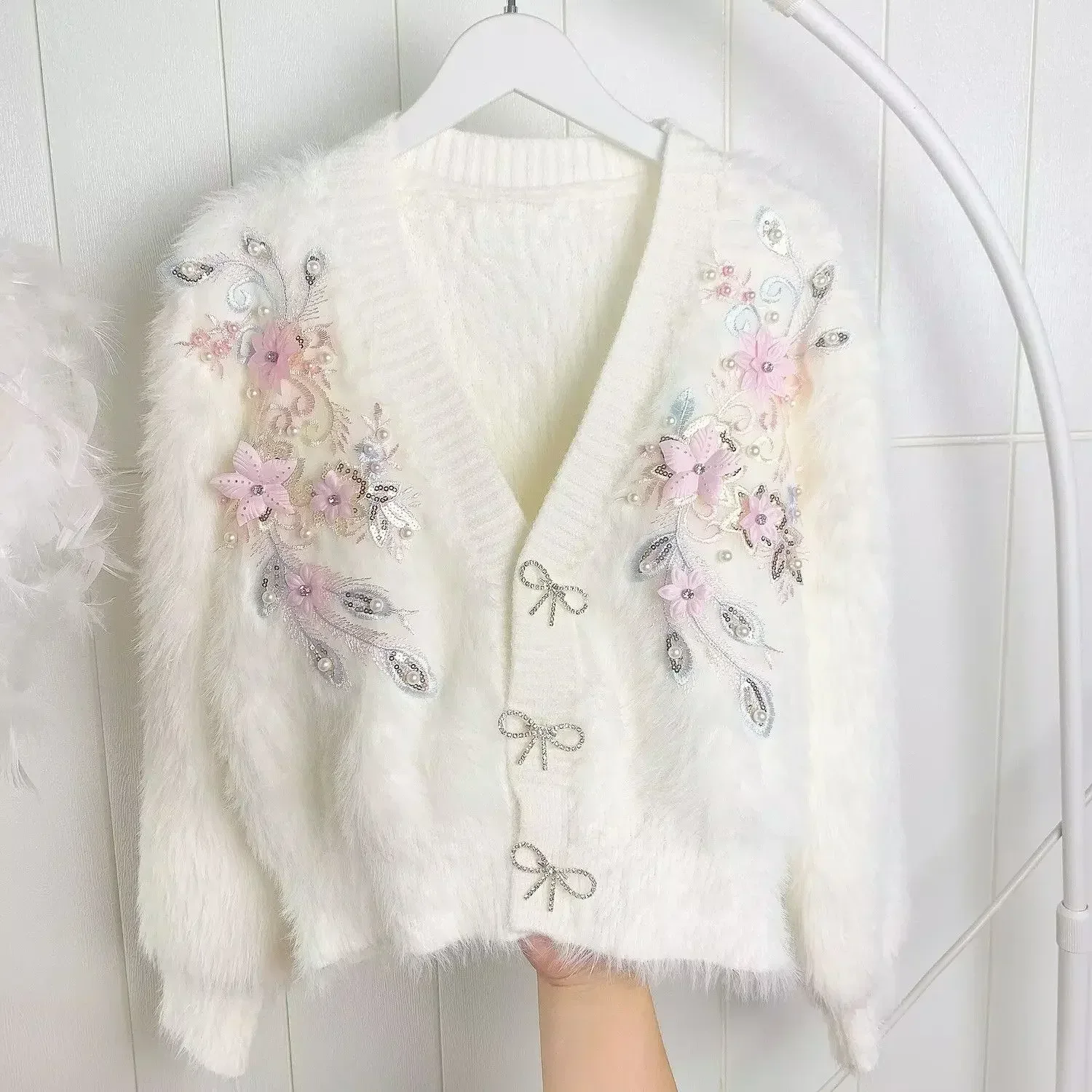 Короткий вязаный кардиган во французском стиле с вышитыми цветами и v-образным