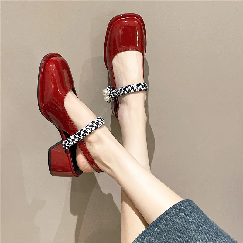 

Босоножки женские кожаные на низком каблуке, шлепанцы из ткани, в римском стиле, с нескользящим каблуком, лакированные, обувь на низком кабл...