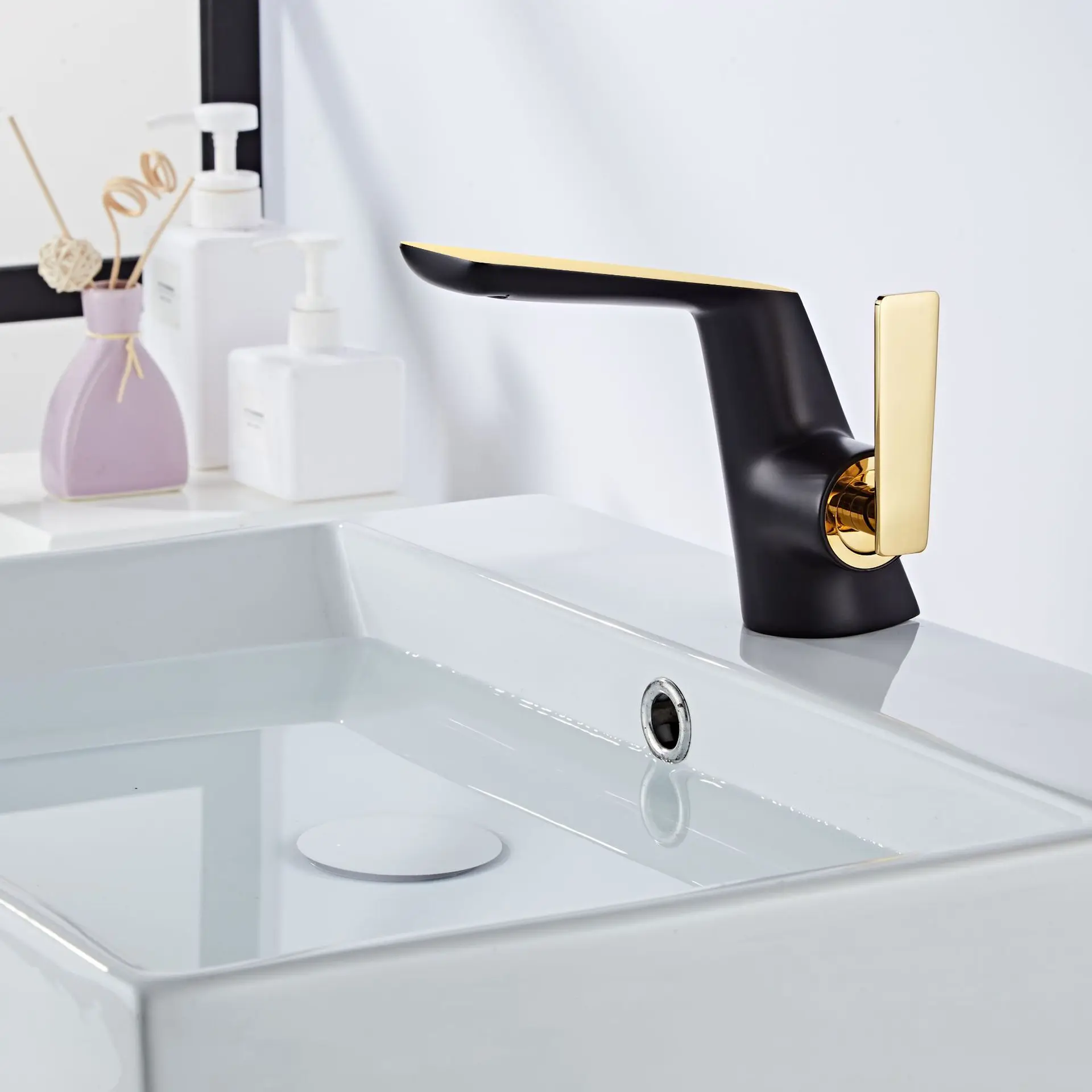 

Full copper black gold reversing cold and hot basin faucet northern European light luxury creative toilet basin faucet