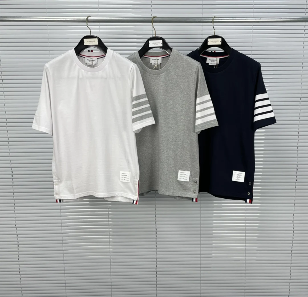 

2023 New Fashion High Quality 1:1 THOM BROWNE Men Woman Original T Shirt Tops Summer Short Sleeve Cotton Tshirt