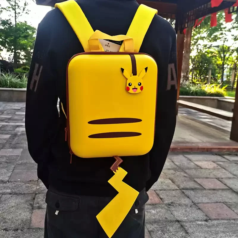 Фото Новый рюкзак Pokémon Kawaii Pikachu, школьная сумка с мультяшным дизайном, маленький размер, жесткий корпус, легкий, для путешествий, активного отдыха и повседневного использования. №1