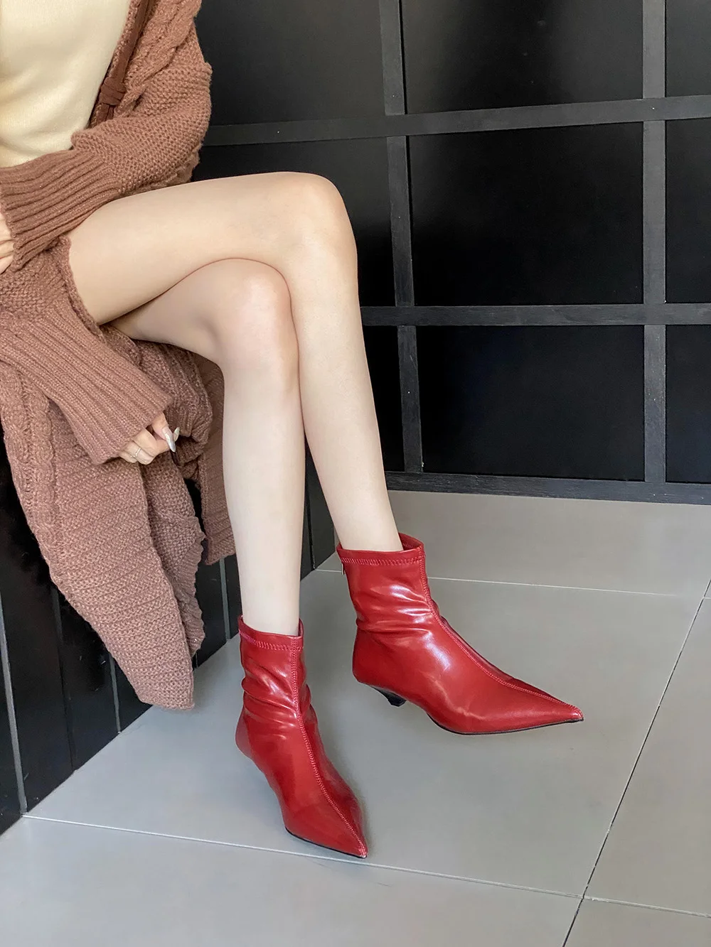 Женские ботильоны на танкетке черные белые Красные эластичные ботинки среднем