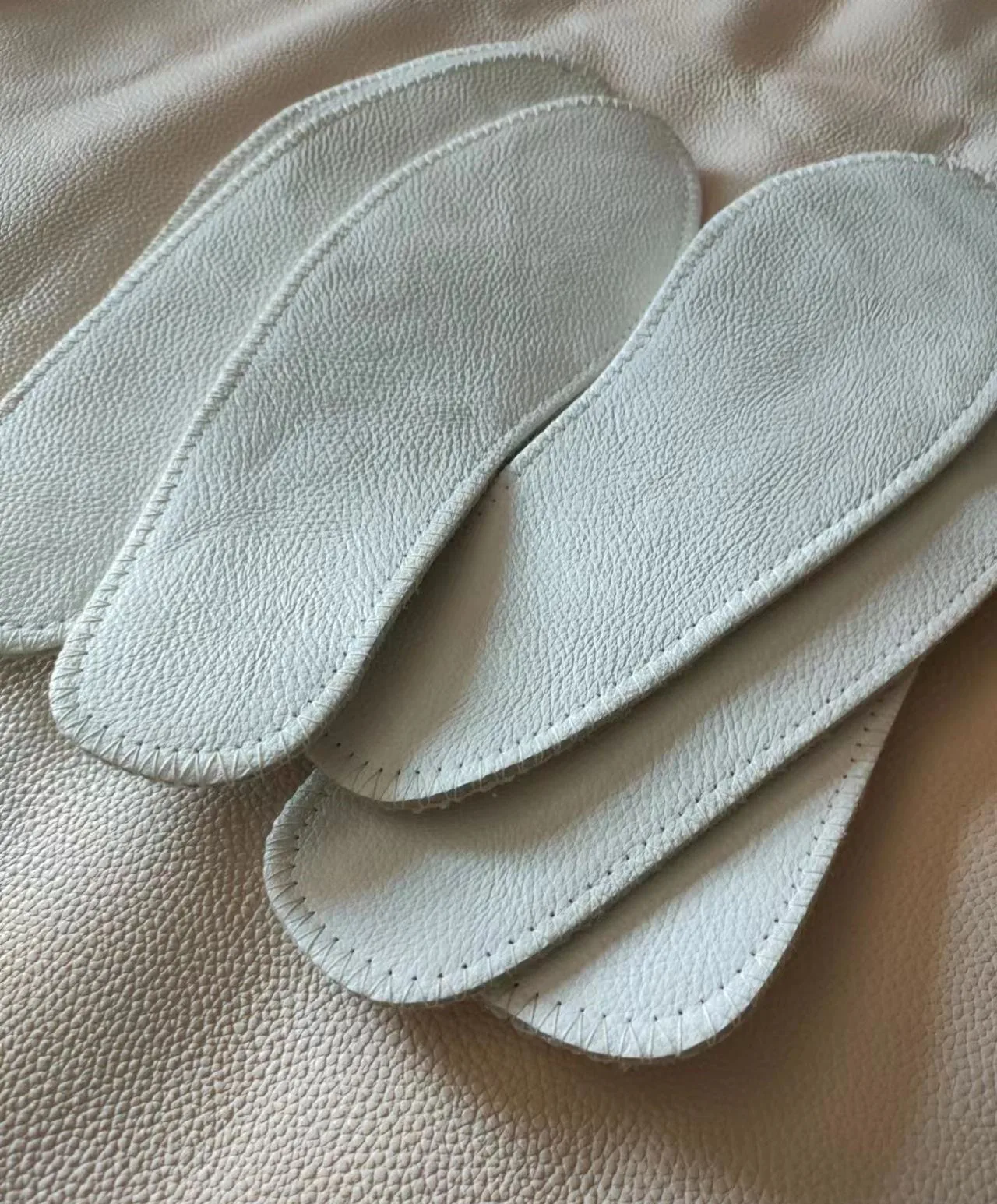 Hand-stitched pure cowhide insoles absorb sweat, breathable and odourproof