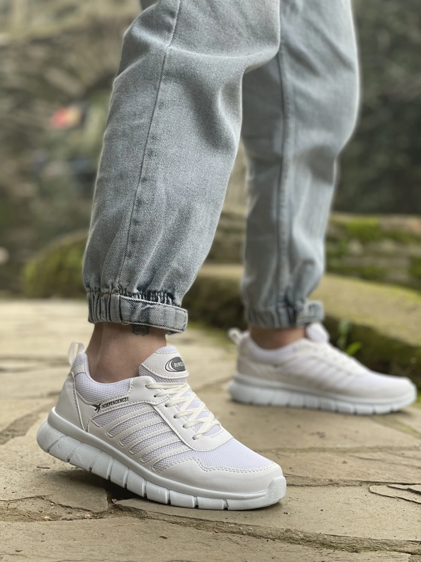 

Белые мужские кроссовки на шнуровке CO701