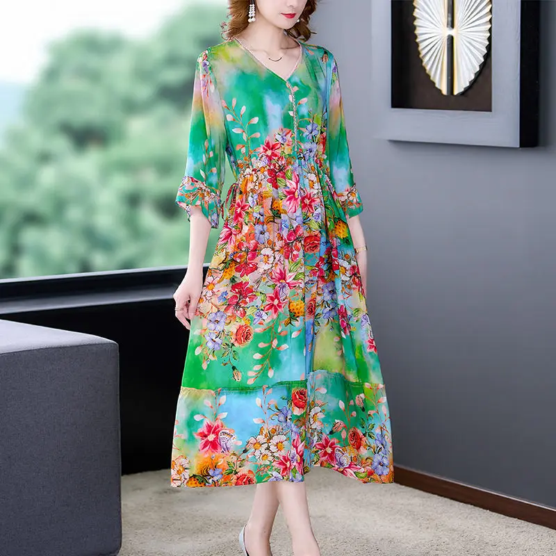 

2022 New Retro V-Neck Silk Dress Women Summer Fashion Mother Half Sleeve Mulberry Silk Printed Floral Beach Dress Robes H635