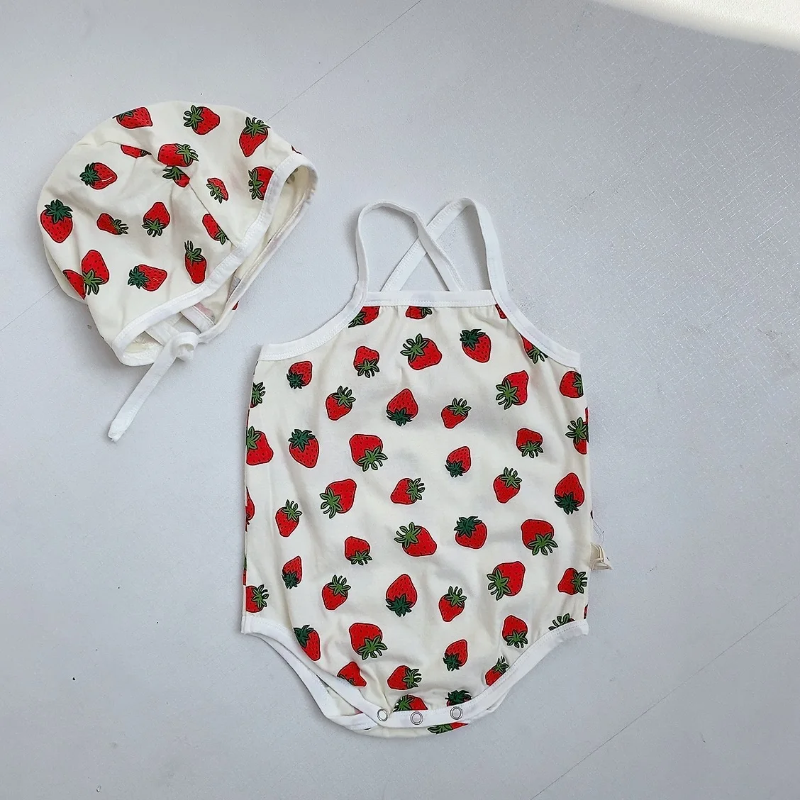 

2022 Новое поступление, летнее милое боди для маленьких девочек, милый комбинезон на бретельках без рукавов с клубничкой, классные тонкие хло...