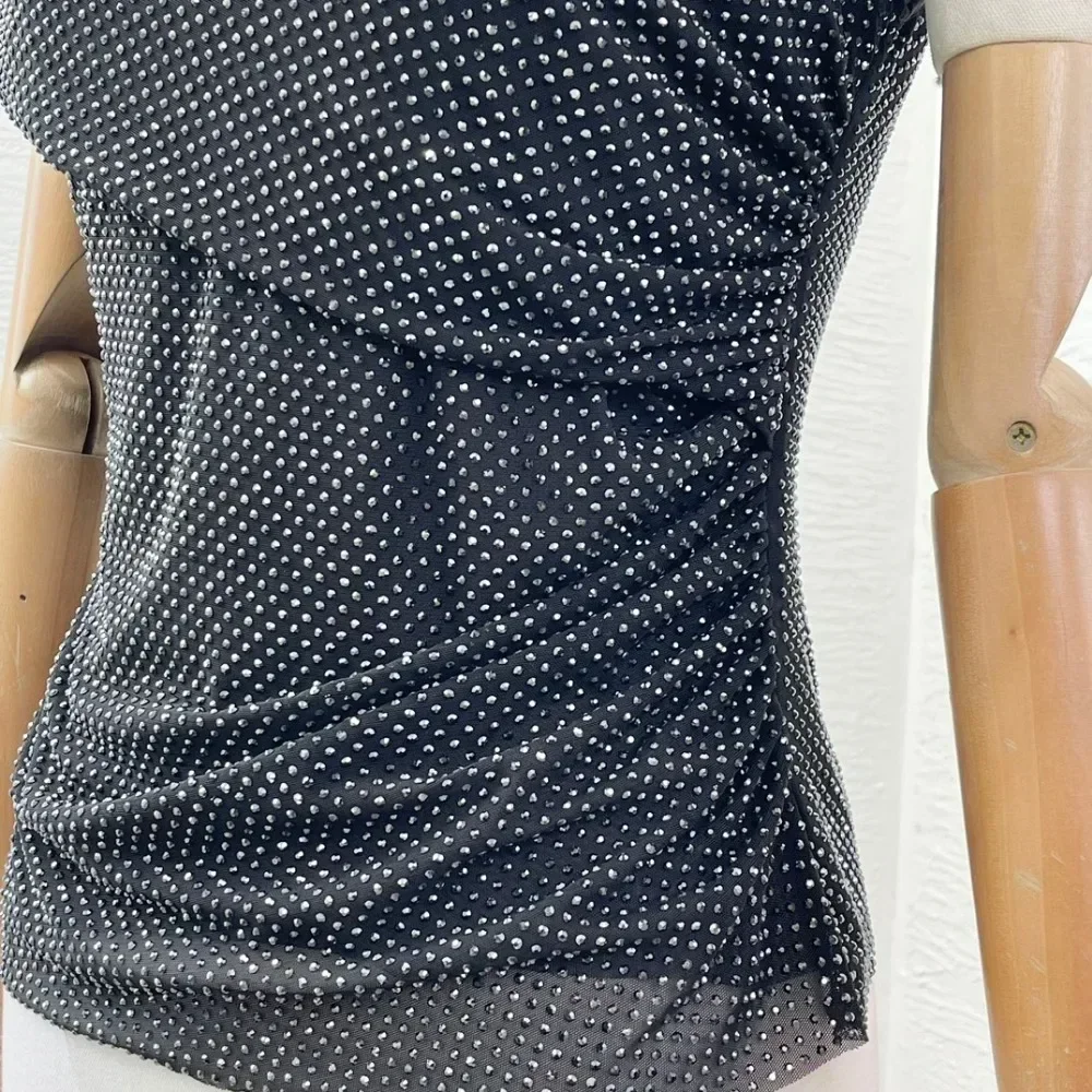 Женская прессованная блузка с короткими рукавами и вырезами черными