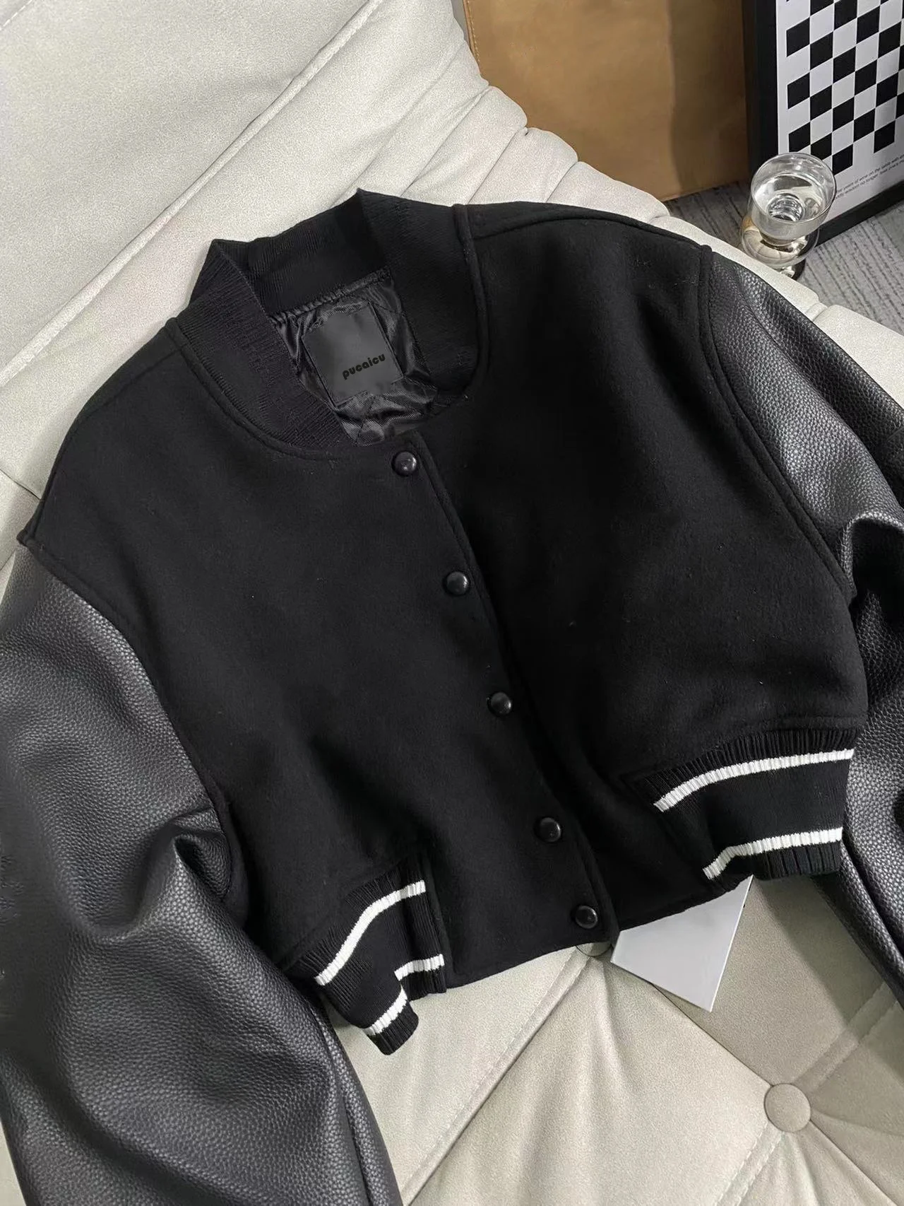 

Женская осенне-зимняя куртка с кожаным рукавом и пуговицами