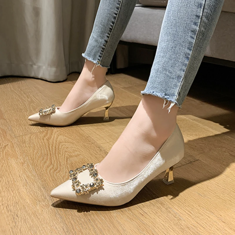 

Туфли-лодочки женские на высоком каблуке, заостренный носок, квадратная нескользящая подошва, украшенная бусинами, в Корейском стиле, сваде...