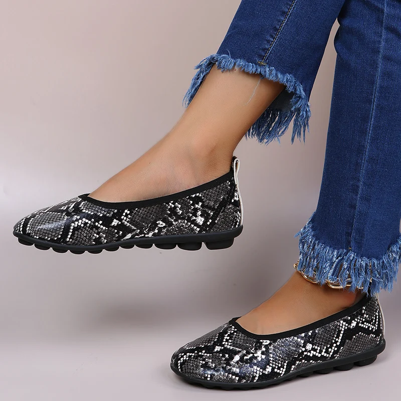 2022 New Outdoor Walking Shoes Retro Round Toe Snake Pattern Light Slip on Flat Casual Shoes  Fashion comfortable Ladies Loafers