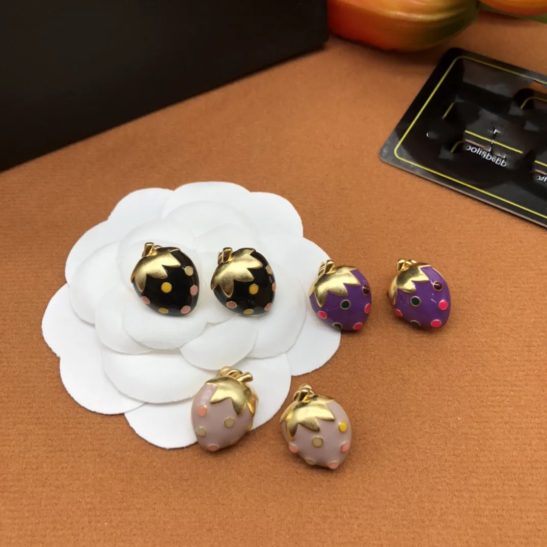 

Европейские и американские популярные серьги в виде клубники