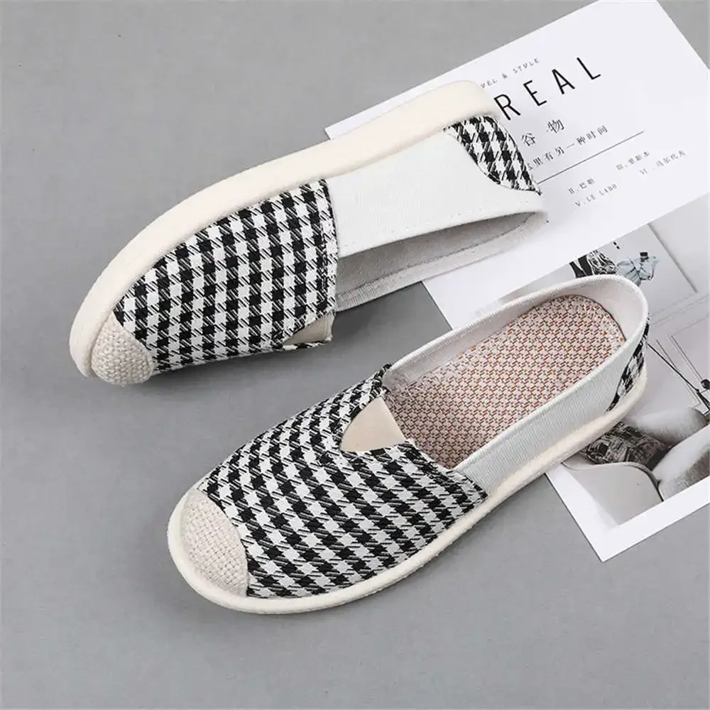 Разноцветные женские кроссовки с круглым носом черные вулканизированные