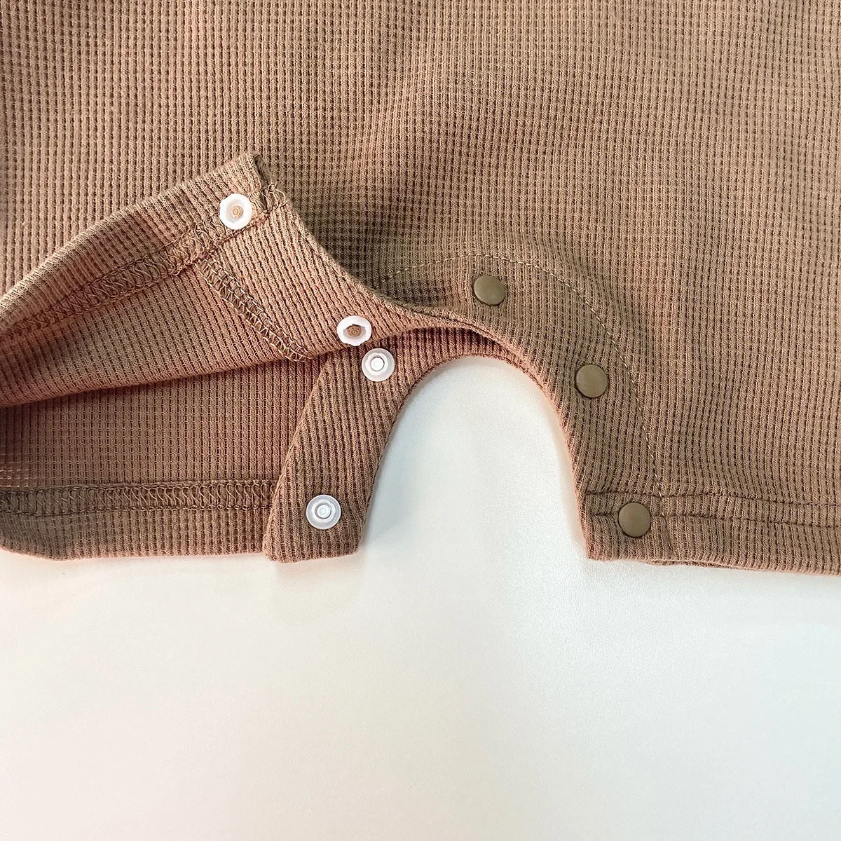 Хлопковый комбинезон для новорожденных с вафельными нашивками и коротким