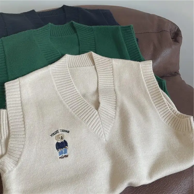 

Well-behaved teddy bear Korean version cartoon age-reducing college style loose V-neck layered sweater vest