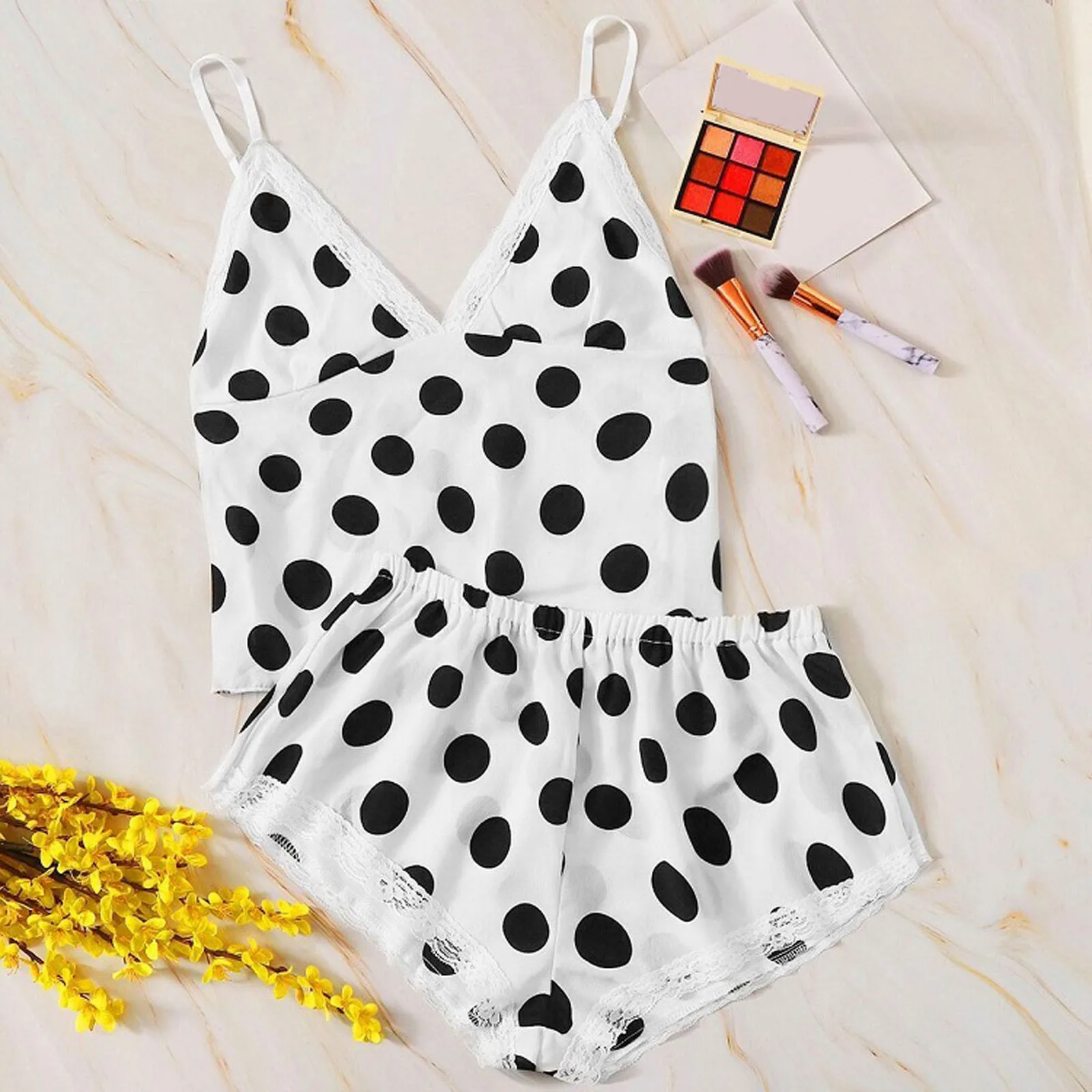 

Комплект женского нижнего белья с кружевной кофточкой и шортами