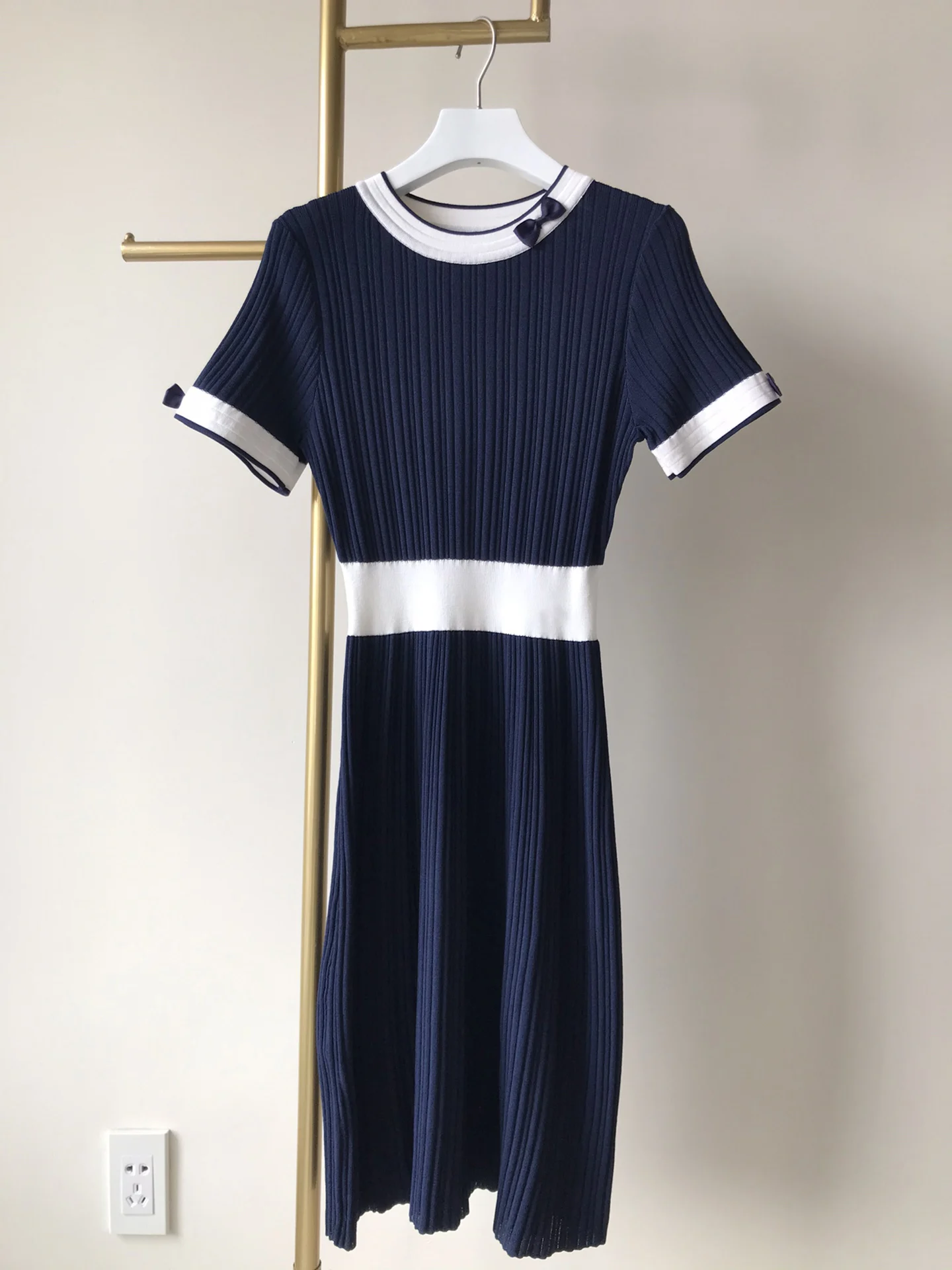 

2023 цветное облегающее платье с контрастной талией