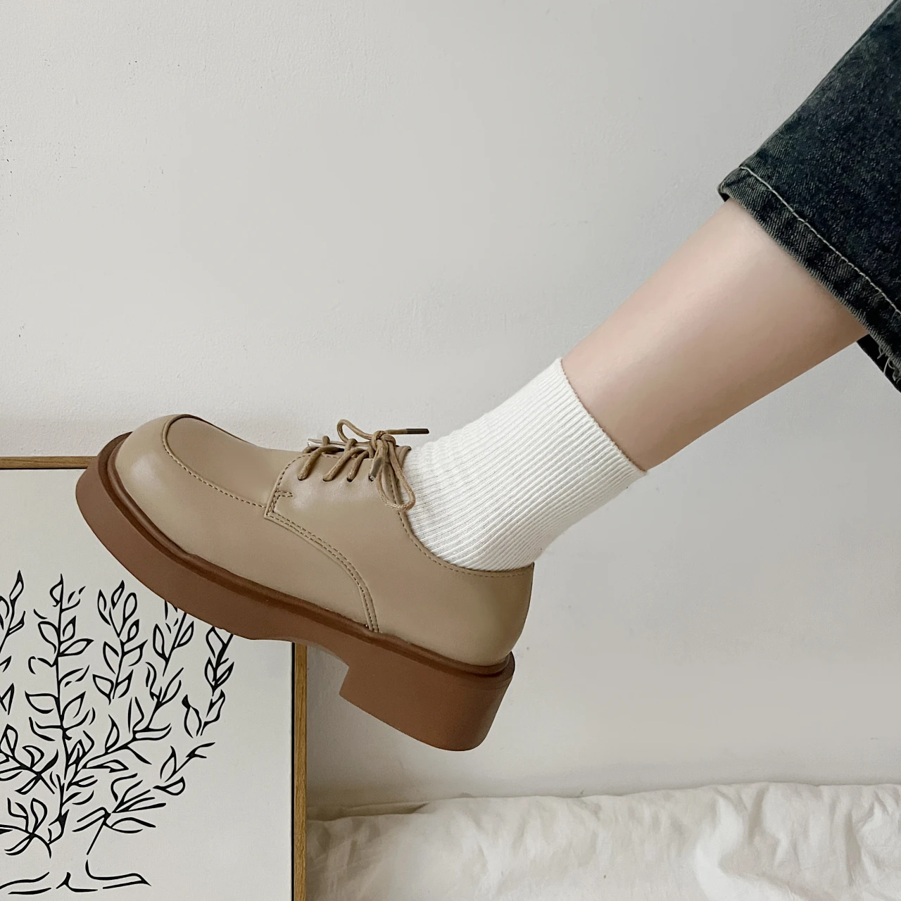 

Женские кроссовки без шнуровки, на толстой подошве, из ПУ кожи