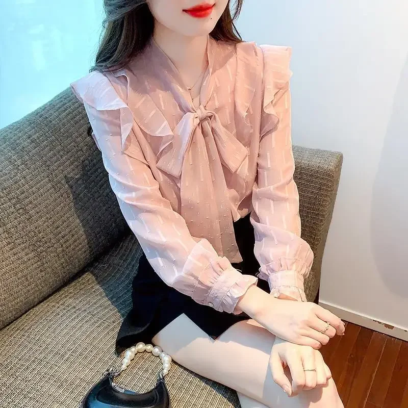 Женская шифоновая блузка с оборками по краям нежная элегантная небольшая в