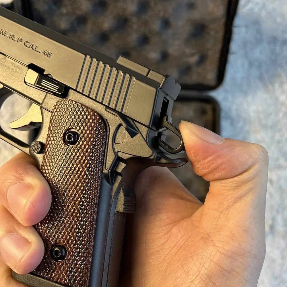 Игрушечный пистолет в форме рандого пистолета