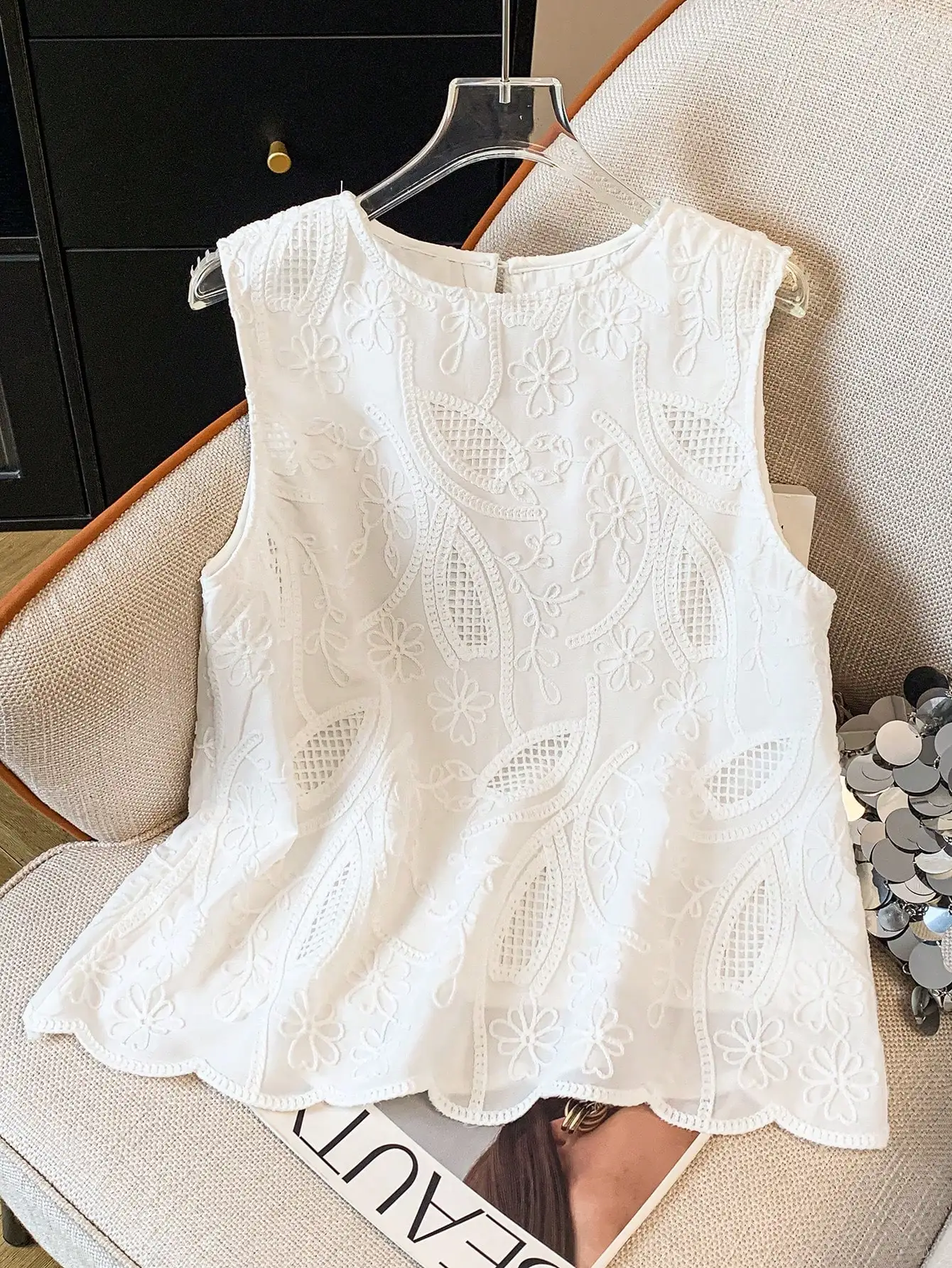 Фото Женская элегантная блузка без рукавов с цветочной вышивкой и кружевом, повседневный топ-жилет из белой сетки с круглым вырезом для весны и лета №1