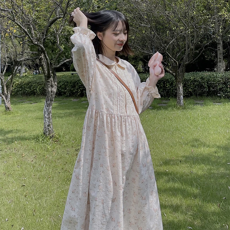 

Женское платье с длинным рукавом и кукольным воротником