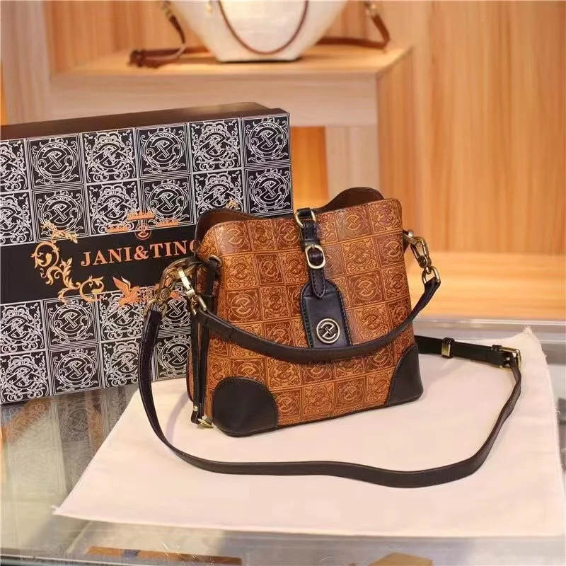 

Новинка 2023, модная качественная сумка через плечо из спилковой кожи для женщин, роскошные дизайнерские кошельки и сумочки, сумка-мешок с при...