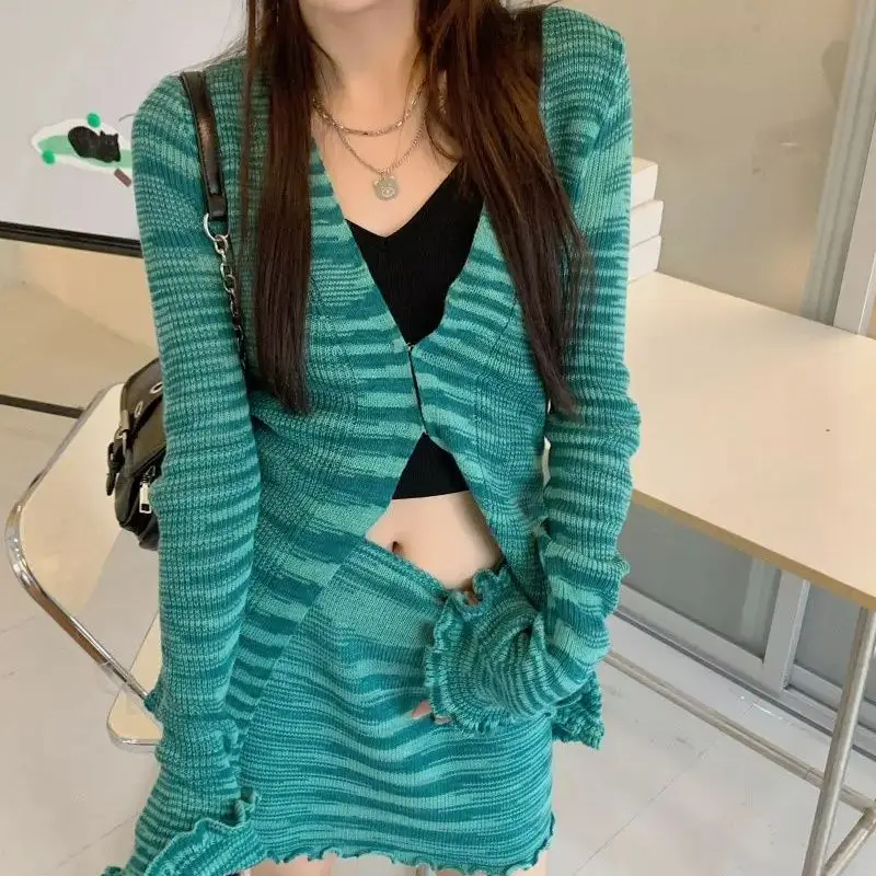 Женский комплект из двух предметов зеленый полосатый трикотажный кардиган с
