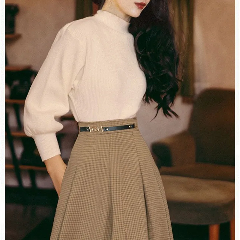 Женский вязаный костюм-двойка белый свитер в клетку с высокой талией и юбка