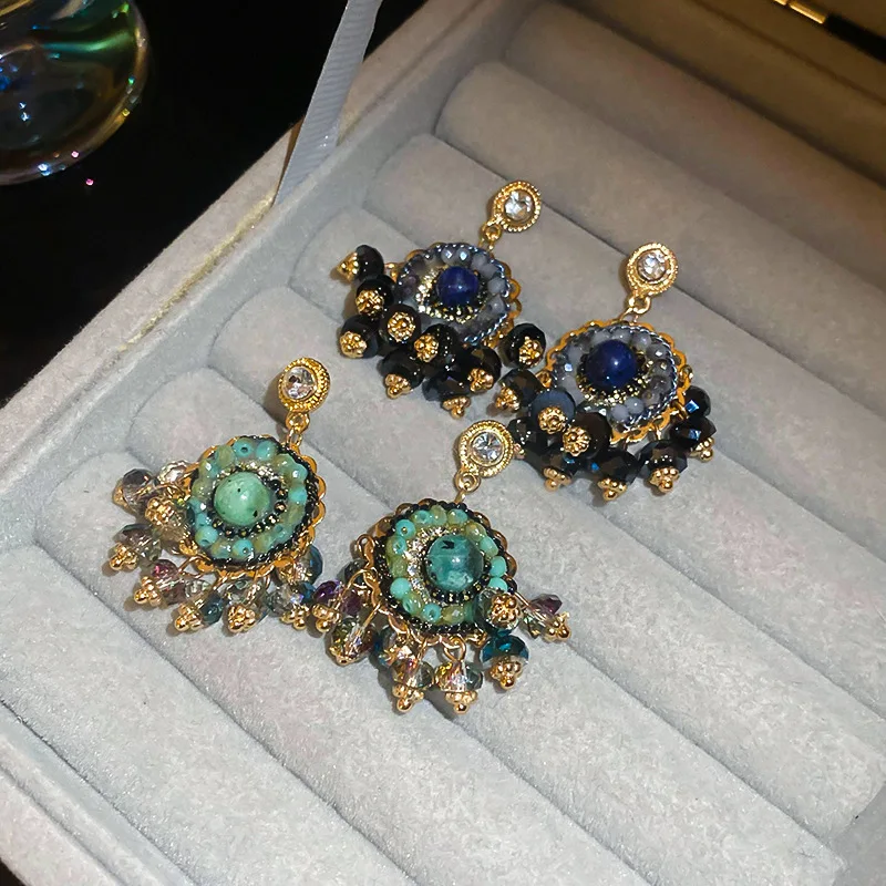 Массивные серьги Ajojewel со стеклянными кристаллами и бисером зеленые/синие