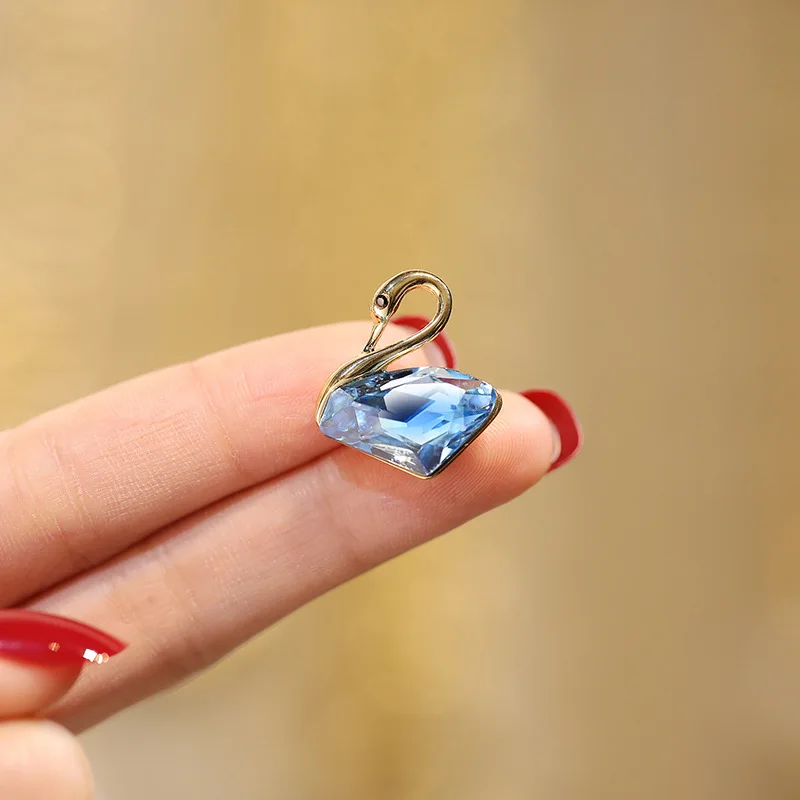 

Little Swan Brooch 2022 New Women's Blue Crystal Cardigan Suit Coat Fixed Collar Pin Anti Light Stabbing Horse Needle Jewelry