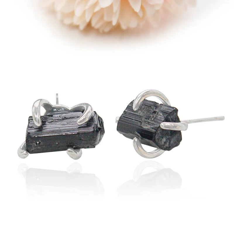 Нерегулярные серьги-гвоздики из необработанного черного турмалина для женщин