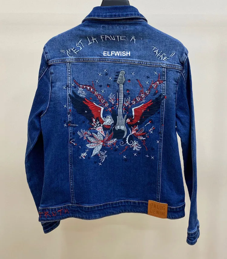 Женская джинсовая куртка с вышивкой сзади темно-синяя нагрудными карманами и