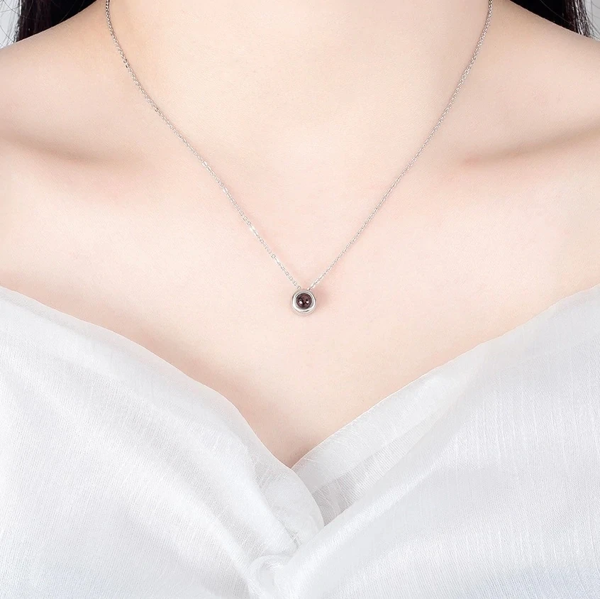 Personalized Projection Photo Necklace Customized Personality Photo Creative Pendant is a Commemorative Gift For Men and Women