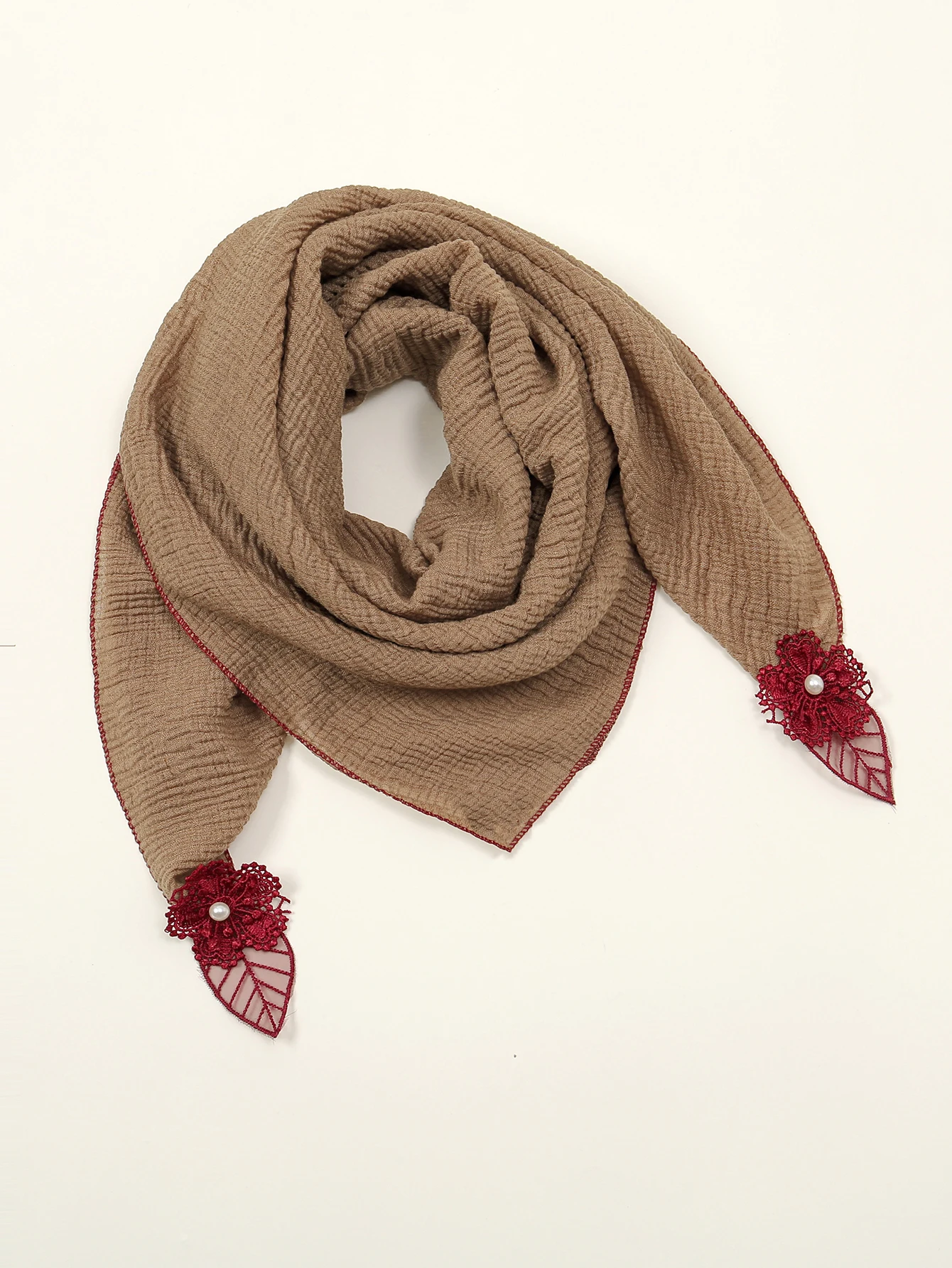 Летний квадратный женский шарф с вышивкой