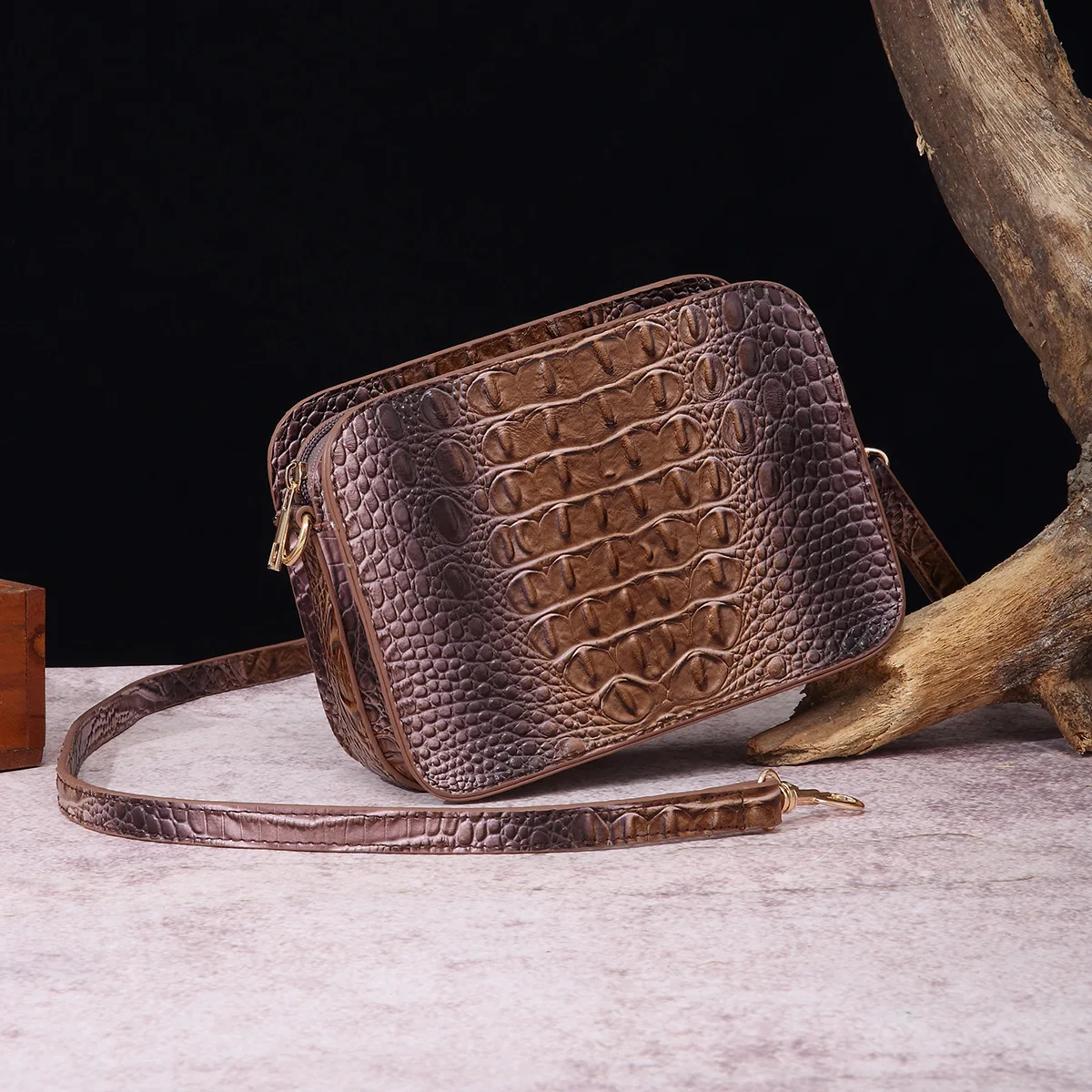 Модная квадратная дамская сумочка саквояж на плечо с узором под кожу крокодила